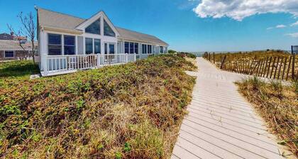Seaside studio with amazing water views & private beach access across the street