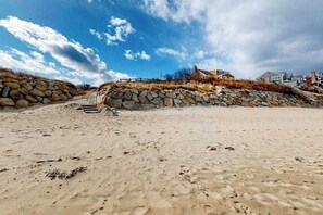 Beach nearby - Duplex home blocks from Manomet Beach with balcony, firepit & outdoor space (Plymouth)