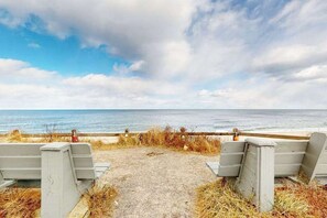 Beach nearby - Duplex home blocks from Manomet Beach with balcony, firepit & outdoor space (Plymouth)