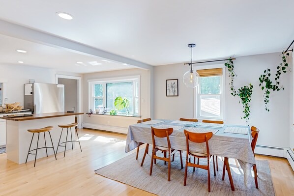 Dining - Beautifully renovated home near area's beaches with cathedral ceilings & grill (Pocasset)