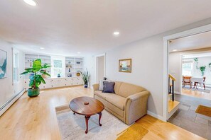 TV, offices - Beautifully renovated home near area's beaches with cathedral ceilings & grill (Pocasset)
