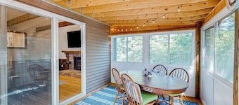 Beautifully renovated home near area's beaches with cathedral ceilings & grill