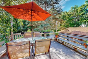 Outdoor dining - Beautifully renovated home near area's beaches with cathedral ceilings & grill (Pocasset)
