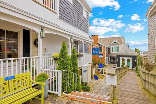 Light-filled condo in the heart of town - steps to beach, restaurants & pier