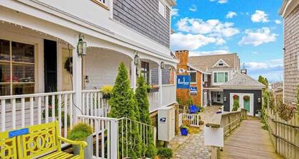 Light-filled condo in the heart of town - steps to beach, restaurants & pier
