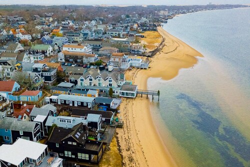 Light-filled condo in the heart of town - steps to beach, restaurants & pier
