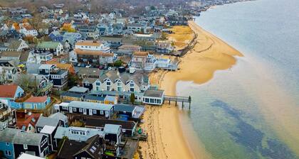 Light-filled condo in the heart of town - steps to beach, restaurants & pier