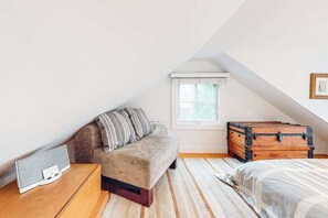 WiFi, bed sheets - Cozy downtown cottage with outdoor areas & full kitchen - walk to beaches/dining (Provincetown)