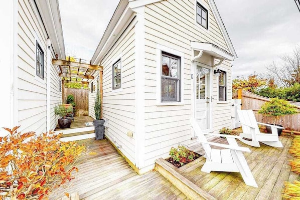 Terrace/patio - Cozy downtown cottage with outdoor areas & full kitchen - walk to beaches/dining (Provincetown)