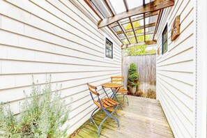 Outdoor dining - Cozy downtown cottage with outdoor areas & full kitchen - walk to beaches/dining (Provincetown)
