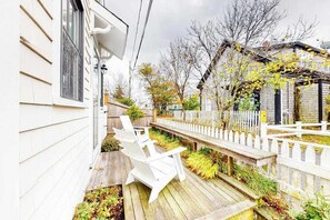 Terrace/patio - Cozy downtown cottage with outdoor areas & full kitchen - walk to beaches/dining (Provincetown)