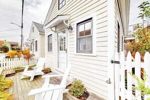 Terrace/patio - Cozy downtown cottage with outdoor areas & full kitchen - walk to beaches/dining (Provincetown)