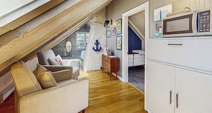 Downtown Studio Loft w/Free WiFi, Balcony, Full Kitchen, and Great Location