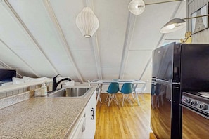 Fridge, oven, stovetop, dishwasher - Downtown Studio Loft w/Free WiFi, Balcony, Full Kitchen, and Great Location (Provincetown)