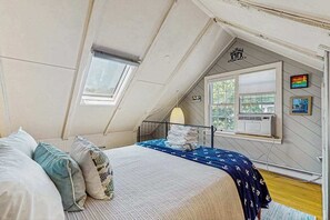 Iron/ironing board, WiFi, bed sheets - Downtown Studio Loft w/Free WiFi, Balcony, Full Kitchen, and Great Location (Provincetown)