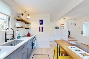 Fridge, microwave, oven, stovetop - Pristine cottage with charming screened porch & balcony - steps to the Boatslip (Provincetown)