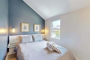 WiFi, bed sheets - Pristine cottage with charming screened porch & balcony - steps to the Boatslip (Provincetown)