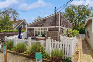 Exterior - Charming condo with shared courtyard - walk to the beach and dining (Provincetown)