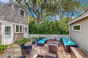 Terrace/patio - Charming condo with shared courtyard - walk to the beach and dining (Provincetown)