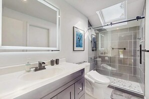 Shower, hair dryer, towels - Spacious island home near Farm Neck Golf Course, the beach and town (Oak Bluffs)