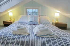Tabla de planchar con plancha, wifi y ropa de cama