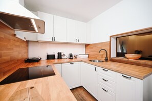 Fridge, microwave, oven, stovetop - 250 m² vacation home with privacy, pool & fantastic mountain and lake views (Homer)