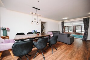 Dining - 250 m² vacation home with privacy, pool & fantastic mountain and lake views (Homer)