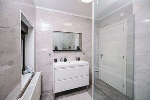 Shower, hair dryer, bidet, towels - 250 m² vacation home with privacy, pool & fantastic mountain and lake views (Homer)