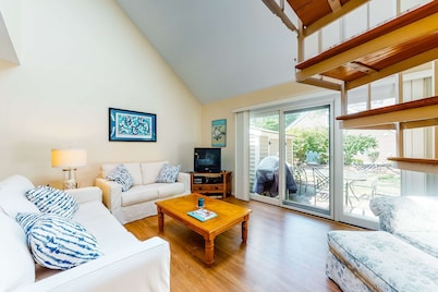 Lovely home w/free WiFi/spacious patio/spiral staircase - near shops/restaurants