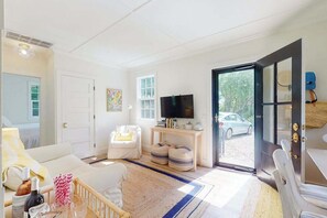 Iron/ironing board, WiFi, bed sheets - Beautiful, cozy ranch home w/ a deck - walking distance to Downtown Chatham (Chatham)