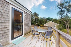 Outdoor dining - Beautiful, cozy ranch home w/ a deck - walking distance to Downtown Chatham (Chatham)