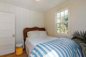 Iron/ironing board, WiFi, bed sheets - Beautiful, cozy ranch home w/ a deck - walking distance to Downtown Chatham (Chatham)