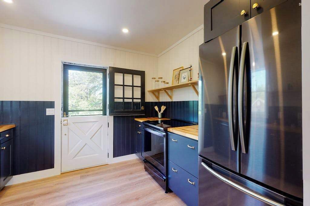 Coffee/tea maker, fridge, oven, stovetop