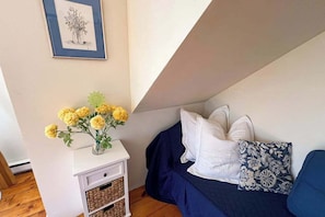 Iron/ironing board, travel cot, WiFi, bed sheets - Breathtaking Riverfront Home with a Lovely Deck, Close to Beach - Dogs OK (Chatham)