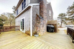 Terrace/patio - Serene home near downtown with furnished deck - walk to Ridgevale Beach (Chatham)