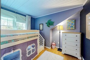 Travel cot, WiFi, bed sheets - Serene home near downtown with furnished deck - walk to Ridgevale Beach (Chatham)