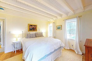 Travel cot, WiFi, bed sheets - Serene home near downtown with furnished deck - walk to Ridgevale Beach (Chatham)