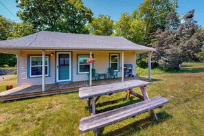 Outdoor dining - Inviting cottage with golf nearby, central AC, & full kitchen (Cataumet)