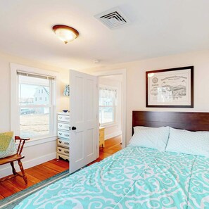 WiFi, bed sheets - Inviting cottage with golf nearby, central AC, & full kitchen (Cataumet)