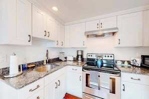 Fridge, microwave, oven, stovetop - Inviting cottage with golf nearby, central AC, & full kitchen (Cataumet)