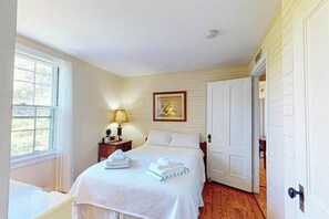 Desk, iron/ironing board, WiFi, bed sheets - Coastal home with screened porch, W/D, & amazing location (Centerville)
