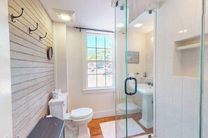 Shower, towels - Coastal home with screened porch, W/D, & amazing location (Centerville)