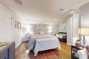 Iron/ironing board, WiFi, bed sheets - Ideally located home with yard, grill, bikes, gas fireplace, streaming, W/D, AC (Brewster)