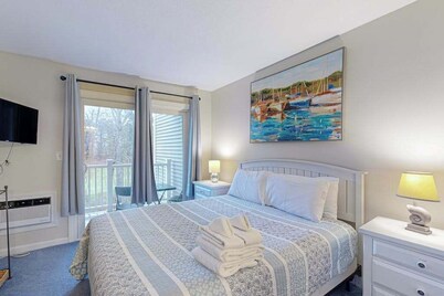 Cozy condo with golf course view, balcony, W/D, AC, & games