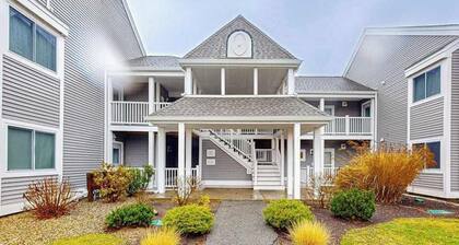 Cozy condo with golf course view, balcony, W/D, AC, & games