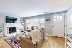 TV, offices - Beautifully renovated home near Scargo Lake with deck, W/D, AC, games, & yard (Dennis)