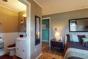 Iron/ironing board, WiFi, bed sheets - Bright & nautical beach home with enclosed yard & outdoor shower - walk to beach (Dennis Port)