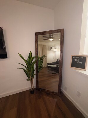 Interior - Cozy 2-bedroom apartment in adorable Arlington with AC (Arlington)