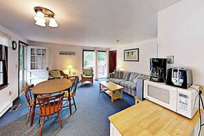 TV, DVD player, offices - Spacious duplex with large outdoor deck - just minutes to Sea Street Beach (Dennis Port)