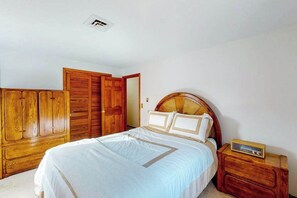 Internet, bed sheets - Single-story home with fenced yard, deck & great location near town/beaches (Centerville)